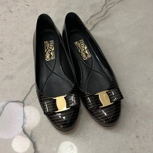 Ferragamo Varina Flats (7 1/2B) Nero-Oro